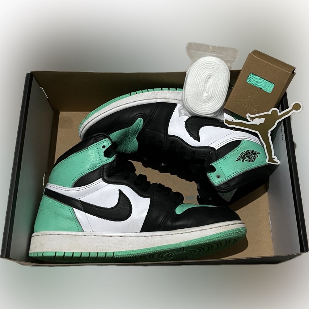 Nike Jordan 1 Retro High OG Green-Glow 6Y GS
